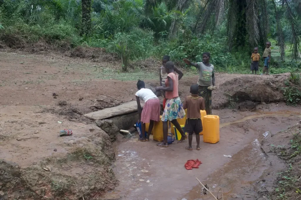 Photo illustrant l'absence d'eau potable au village de Bongboka-Monéné en république démocratique du Congo (RDC) et l'intérêt du projet EAU POTABLE