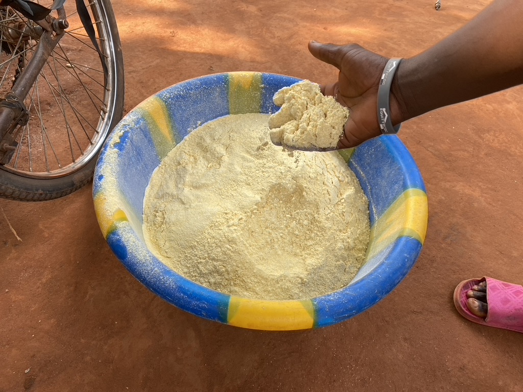 Photo de poudre de manioc pour illustrer le projet Moulin à Manioc de l'association SOLASO77 en république décmocratique du Congo (RDC)