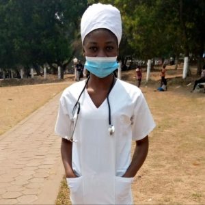 Portrait de Méje, infirmière dont la formation a été financée par l'association SOLASO77 dans le cadre du projet Méje, infirmière