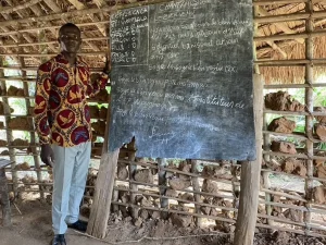 Photo illustrant le projet "Ecoles" soutenu par l'association SOLASO77 à Bongboka-Monéné en république démocratique du Congo RDC afin de lutter contre l'illettrisme.