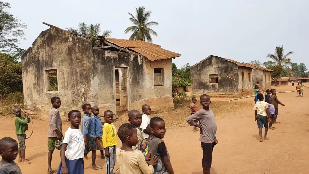 Local abandonné du village de Bongboka Monéné en république démocratique de congo (RDC) pouvant servir de local pour moulin à céréales du projet de l'association humanitaire SOLASO77