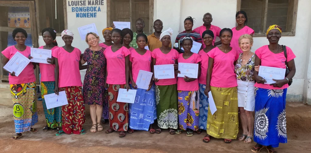 Femmes diplômées lors d'une cérémonie de remise de certificats organisée par SOLAS077 en République Démocratique du Congo dans le cadre du projet alphabétisation