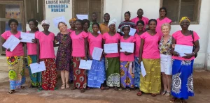 Femmes diplômées lors d'une cérémonie de remise de certificats organisée par SOLAS077 en République Démocratique du Congo dans le cadre du projet alphabétisation