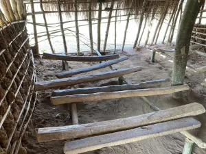 L'état des bancs au sein d'une école dans le village de BONGBOKA MONENE en république démocratique du Congo (RDC) avant la réalisation du projet Ecoles mené par l'association SOLASO77