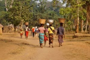 Le projet eau potable va soulager les femmes du village de Bongboka-Monéné, de dos sur la photo, portant des charges sur leurs têtes
