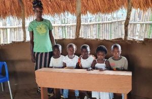 Photo illustrant le projet "Ecoles" soutenu par l'association SOLASO77 à Bongboka-Monéné en république démocratique du Congo RDC afin de lutter contre l'illettrisme.