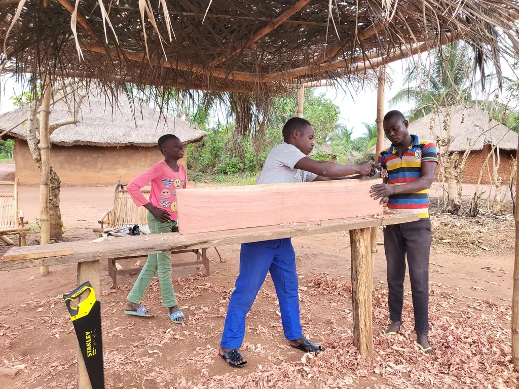 Réalisation d'un banc dans le cadre du projet Ecoles mené par l'association SOLASO77 dans le village de BONGBOKA MONENE en république démocratique du Congo (RDC)